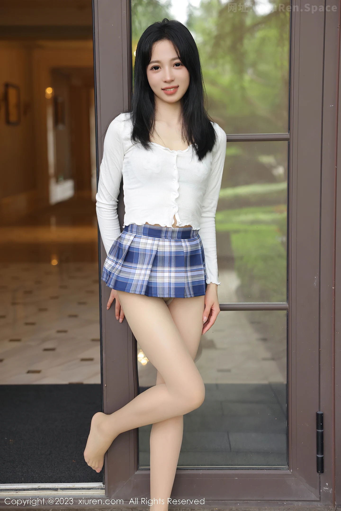 图片[6]-[XiuRen秀人网] VOL.6942 模特糖豆sisi白色上衣配蓝色格子裙露淡灰轻透内衣迷人诱惑写真59P-秀人网官方网站